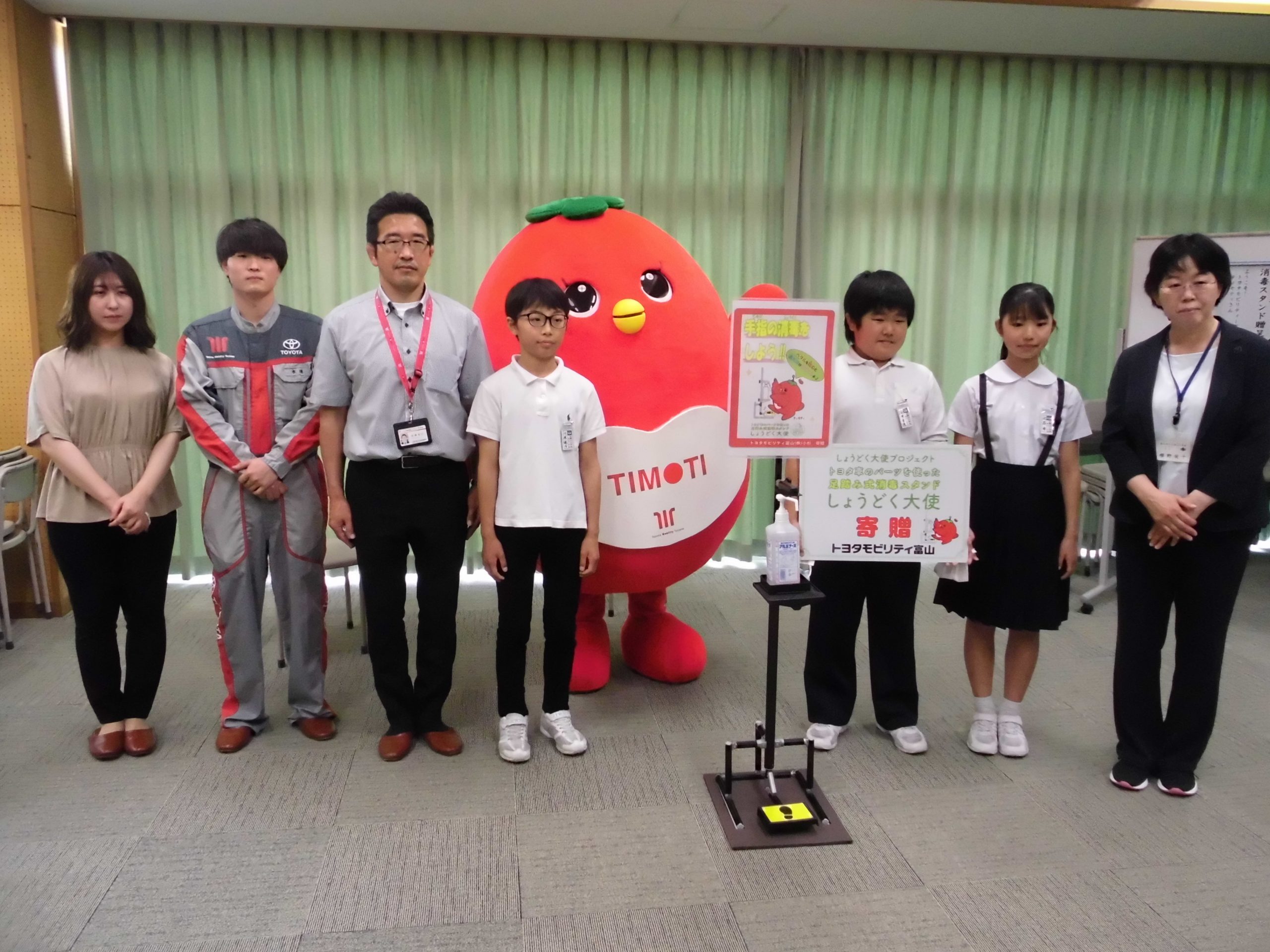 手指消毒液用スタンドをいただきました 射水市立太閤山小学校